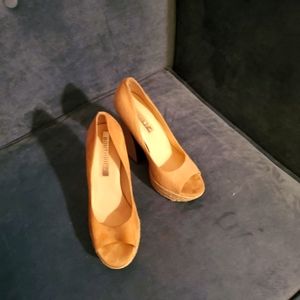 Boutique Brand platform pumps in beige suede